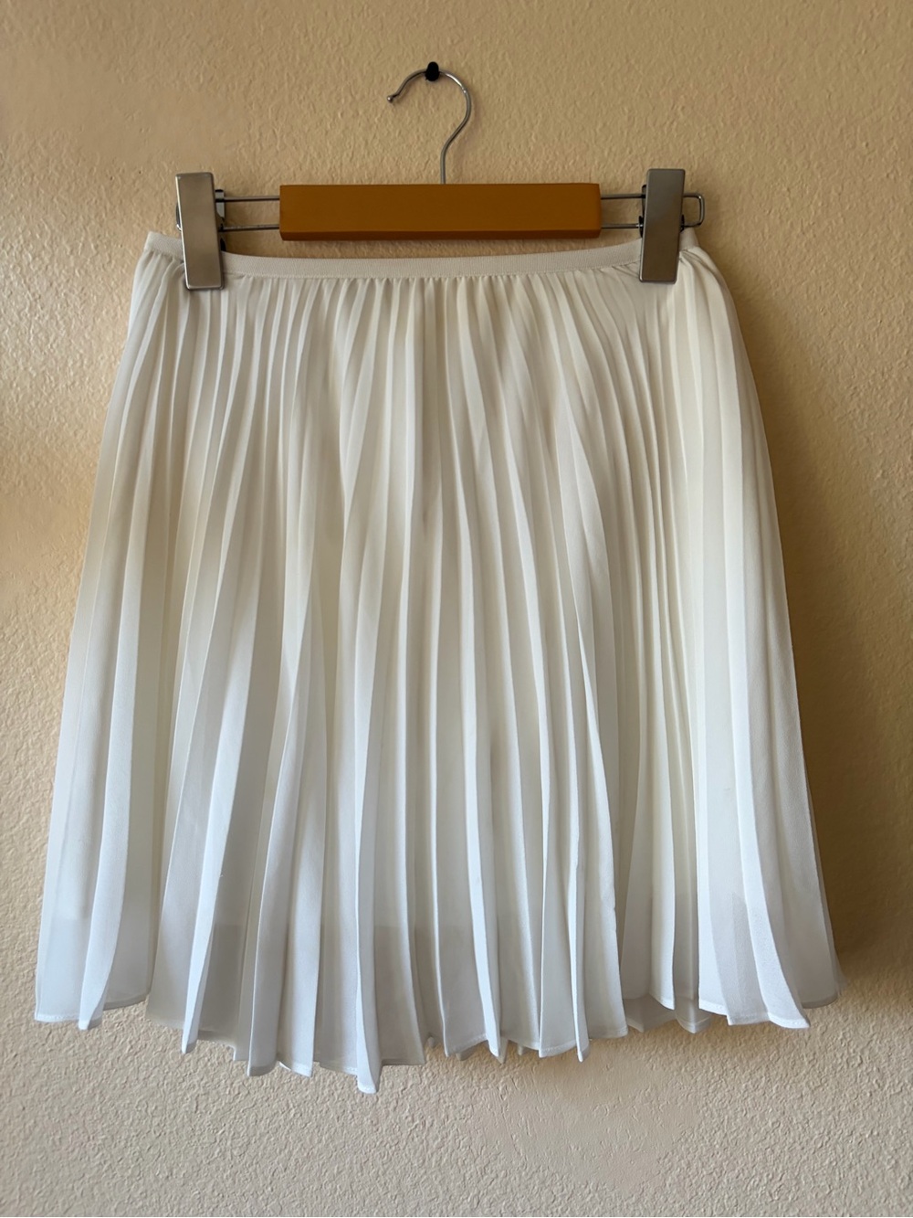 Babaton Aritzia White Pleated Mini Skirt Flowy Feminine Coastal Chic Balletcore - Picture 2 of 8